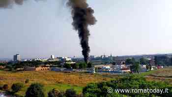 Incendio a Casal Boccone, fiamme e nuvola nera in cielo. I residenti: "Sentite esplosioni"
