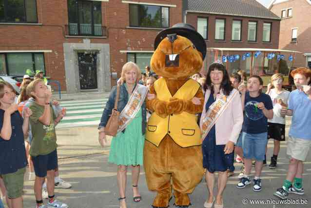 Kinderen vormen erehaag voor afscheidnemende juffen Greet en Betty