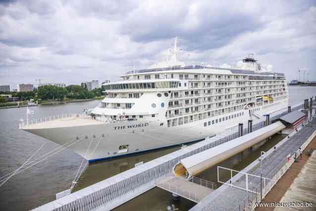 The World, een cruiseschip waar de passagiers letterlijk thuis zijn, op bezoek in Antwerpen. “Een vakantiehuis dat de hele wereld rondreist.”
