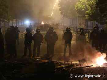 "Ragazzi state a casa". Macron chiude la Francia, annullati gli eventi pubblici. Morto manifestante