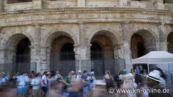 Tourist zerkratzt Wand im Kolosseum und wird erwischt