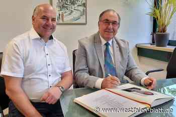 Hans Schäfer signiert Goldenes Buch der Stadt Schloß Holte-Stukenbrock