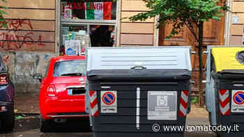 L'auto dell'ex assessore di Roma bloccata da un cassonetto della spazzatura