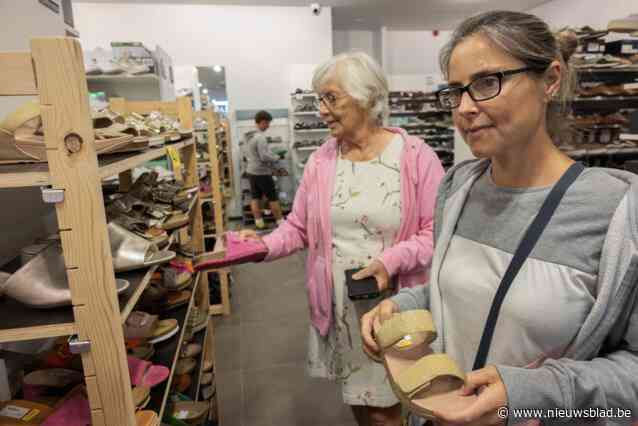 Geen overrompeling, maar wel drukker dan normaal in Shoppingpark Olen bij start van zomersolden: “Omdat we een minder voorjaar achter de rug hebben, pakken we nu uit met hogere kortingen”