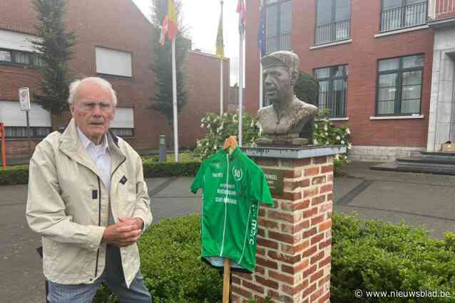 Ex-Tourwinnaar Jan Janssen hangt eerste groene trui aan monument Vanspringel: “Ik heb altijd een goede band gehad met Herman”
