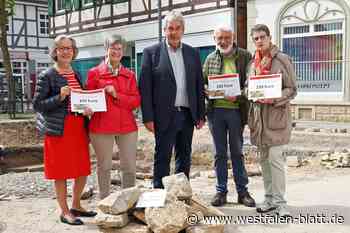 Steine vom Marktplatz in Brakel helfen