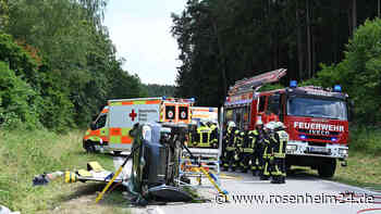Frau überschlägt sich mit Skoda auf St2111 – Hubschrauber an Mühldorfer Landkreisgrenze im Einsatz