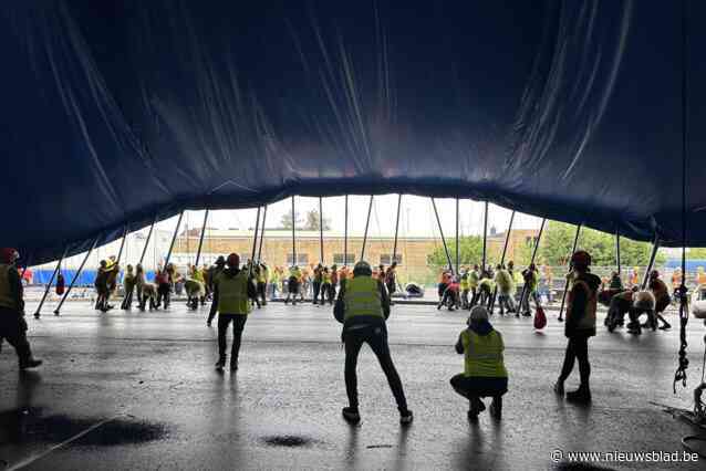 Iconische ‘big top’-tent van Cirque du Soleil door honderd mensen omhoog getild: “Er ging een zorgvuldige planning en coördinatie aan vooraf”