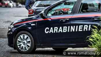 Danneggia finestrini e lancia sassi contro auto parcheggiate e bus Atac