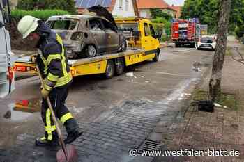 Feuerwehr löscht in Lübbecke zwei brennende Autos
