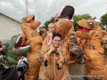 Dino-mite: Dundurn, Sask. smashes dinosaur costume world record