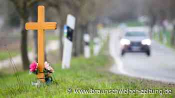 Auto kracht frontal gegen Baum: Zwei junge Frauen sterben