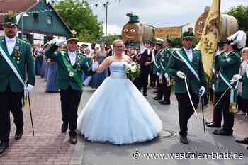 Königin zieht in einem traumhaften Kleid alle Blicke auf sich