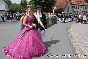 Königin zieht mit ihrem pinken Kleid alle Blicke auf sich