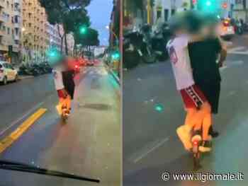 In quattro su un monopattino lungo la corsia del bus: le immagini choc a Roma