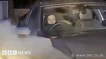 Watch: Driver cornered in cul-de-sac rams police car