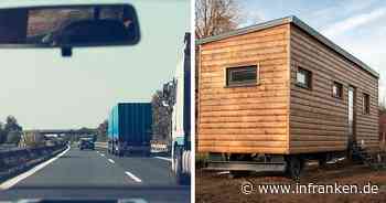 A73 bei Altendorf: Lkw verliert Ladung - "Tiny House" Elemente krachen in Auto