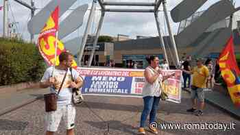 Il centro commerciale resta aperto fino alle 22: i saldi partono tra le proteste dei lavoratori