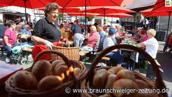 Körbeweise frische Brötchen auf dem Schöninger Marktplatz
