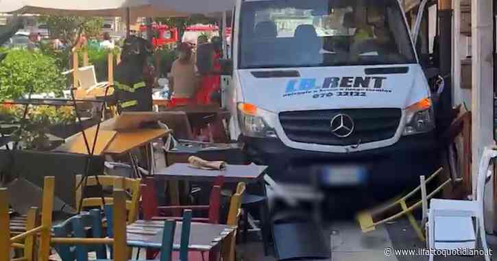 Furgone piomba su un bar a Cagliari e travolge i tavolini fuori dal locale: ci sono feriti. Le prime immagini