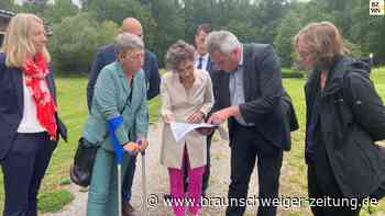 Landtagspräsidentinnen besuchen die Gedenkstätte Juliushütte
