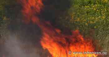 Volkach: Mehrere Hektar großes Getreidefeld in Flammen - Rauchsäule weithin sichtbar