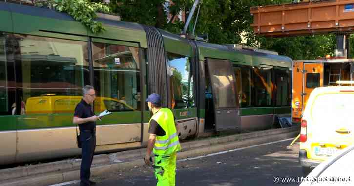 Tram deraglia a Milano e sbatte contro un albero: quattro persone in ospedale – Video
