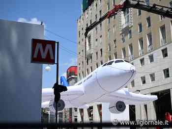 La M4 "decolla" da San Babila a Linate, un aereo gonfiabile per l'inaugurazione
