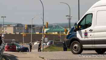 2 pedestrians sent to hospital after motor vehicle collision in Thunder Bay, Ont.
