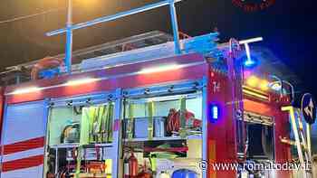 Autobus in fiamme sull'Ostiense, strada chiusa e traffico in tilt