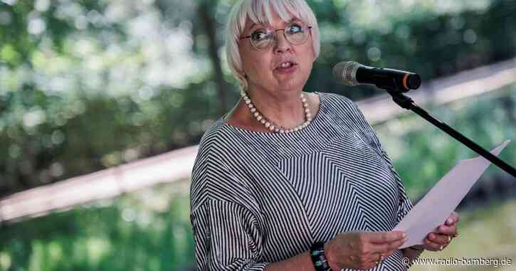 Claudia Roth mit Getränk überschüttet: Verdächtige ermittelt