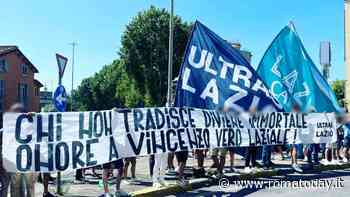 Vincenzo D'Amico, in migliaia per l'addio: gli ultras lo salutano con striscione e fumogeni