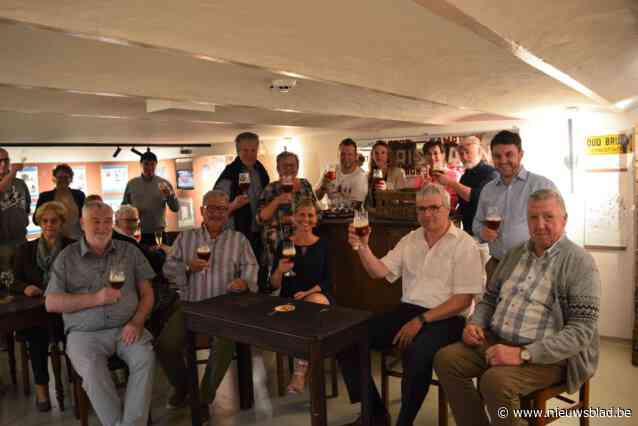 Gemeente koopt oude reclameborden van brouwerij en geeft die plekje in heringerichte tankkelder: “We plaatsten er ook wat authentieke cafémeubeltjes bij”