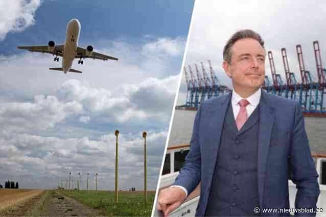 Burgemeester Bart De Wever (N-VA) bedankt piloot die moest uitwijken voor wagen op landingsbaan: “Spannend momentje wel”
