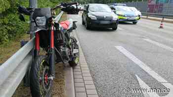 18-Jähriger rutscht auf nasser Fahrbahn in Rostock aus und schlittert unter Pkw