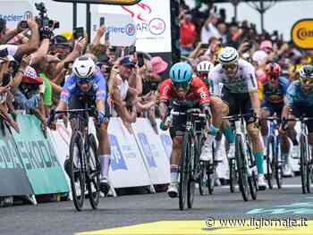 Tour, in volata a Nogaro vince ancora Philipsen ma quante cadute. Guarnieri si rompe la clavicola