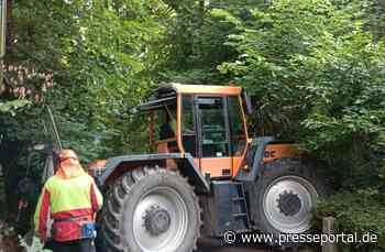 FW-EN: Brennender Baumstamm sorgt für langwierigen Feuerwehreinsatz in Hattingen