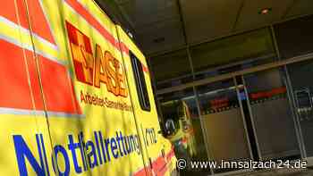 Auto prallt gegen Wagen und dann gegen Baum - vier Verletzte