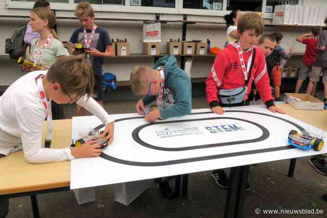 38 kinderen beginnen grote vakantie… op school: “Maar zo’n robotracewagen in elkaar steken is écht leuk”