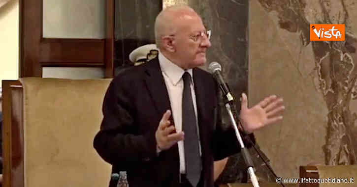 “Un’ora di armocromista sono due terzi di pensione minima, imbarazzante”: l’attacco quotidiano di De Luca a Schlein