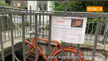 Fahrrad im Lechkanal wird wegen Anwohnerbeschwerde aus dem Wasser genommen