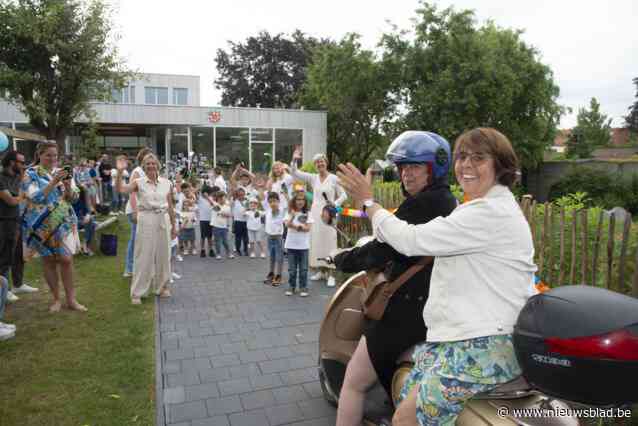 Juf Els uitgezwaaid vanop de Vespa