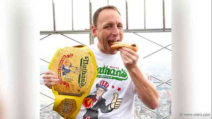 Joey Chestnut defends title at Nathans Fourth of July hot dog contest