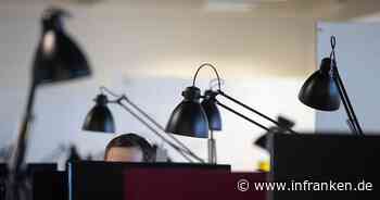 Büroarbeiter im Urlaub immer häufiger für Job erreichbar