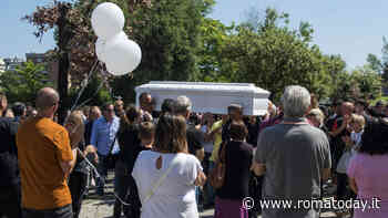 I funerali di Michelle Causo: lacrime, striscioni e applausi. È il giorno del dolore