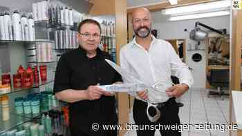 Friseur in Fallersleben: XXL-Friseurschere als Staffelstab