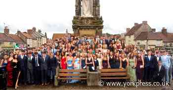 Helmsley: Ryedale School fills market square for prom