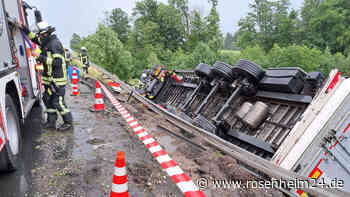 Sattelzug stürzt auf A8 kurz vor Bernau Böschung hinab – Autobahn voll gesperrt
