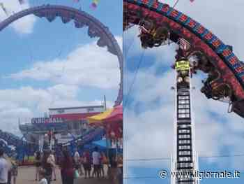 A testa in giù per tre ore: paura sulle montagne russe