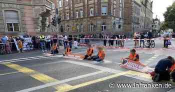 Bamberg: Berufsverkehr blockiert - Klimaaktivisten blockieren Straße in Innenstadt